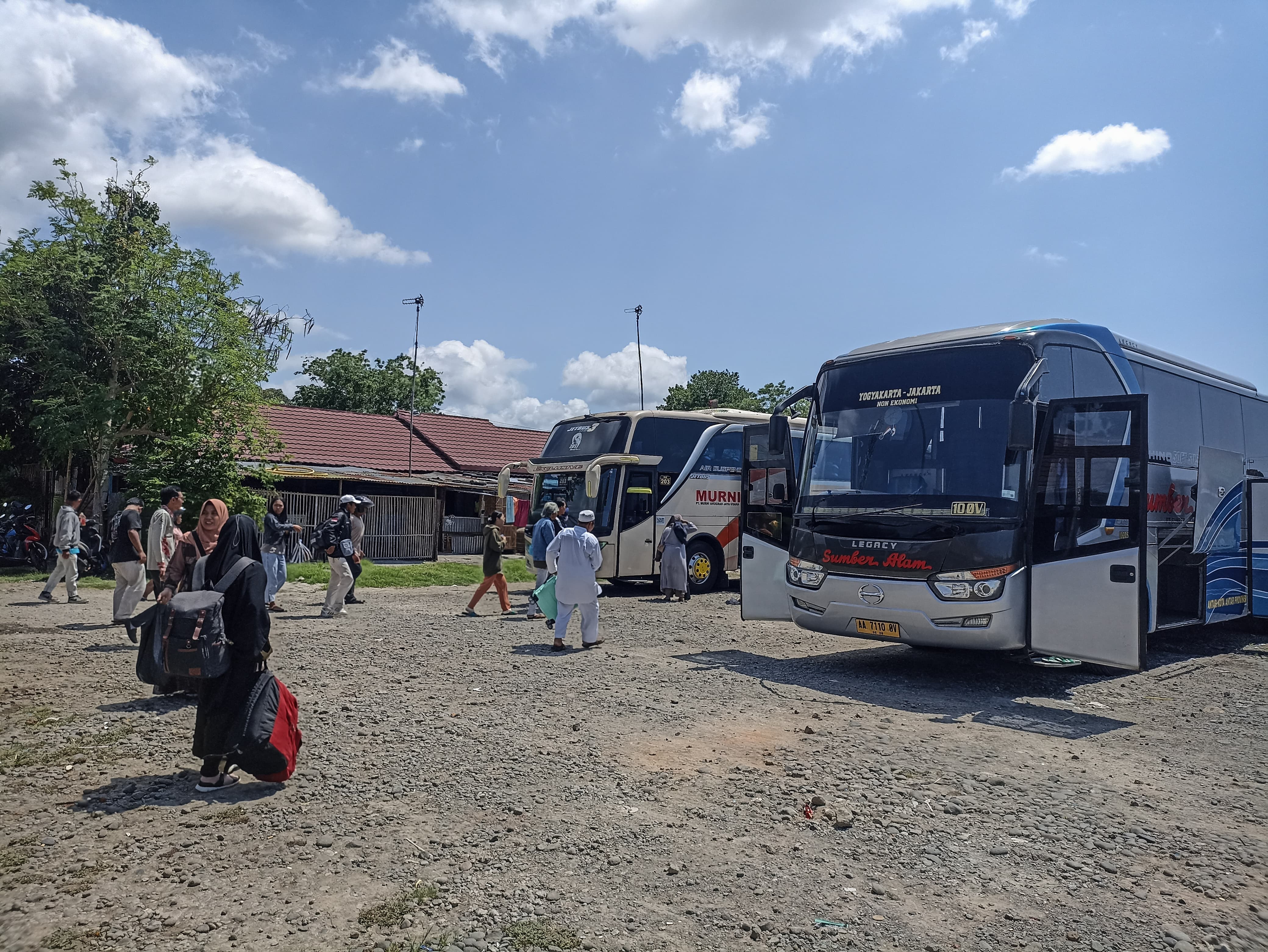 FILOSOFI: Calon penumpang bersiap menaiki bus jurusan Imogiri-Jakarta di Terminal Imogiri Bantul.