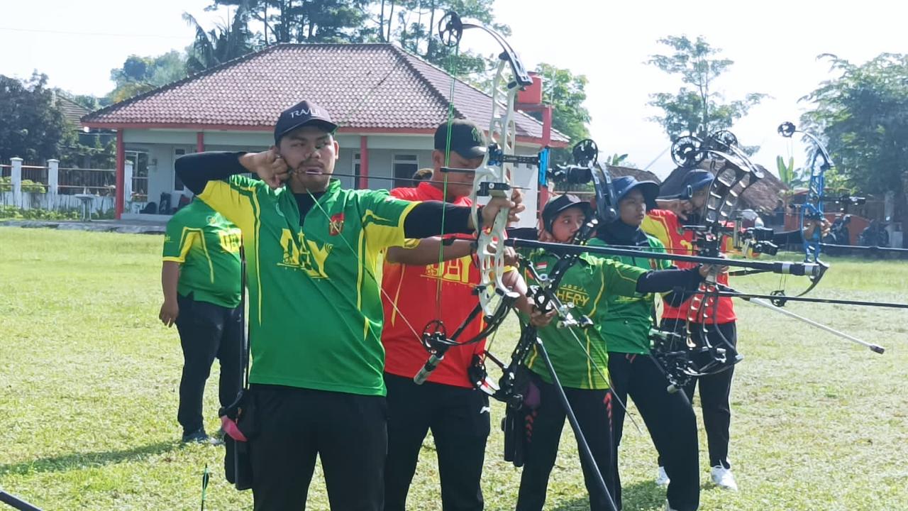 BIDIK: Para atlet panahan DIY saat menjalani latihan rutin.