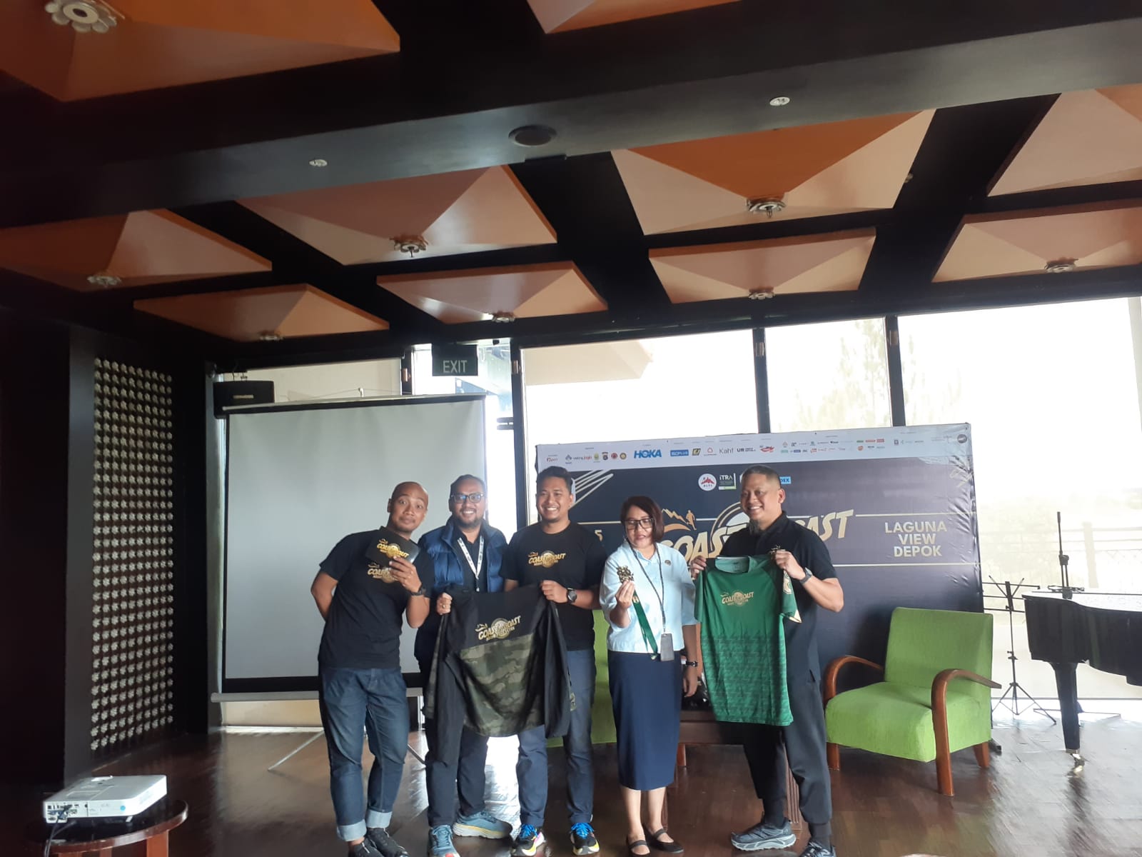 LARI: Race Director CTC Night Trail Ultra Roostian Gamananda (tengah) dan Pelaksana Harian (Plh) Kepala Dinas Pariwisata DIY Anita Verawati (tengah) saat press conference Selasa (20/2).