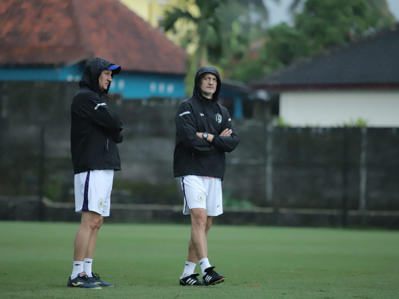 STRATEGI: Pelatih kepala PSS Sleman Risto Vidakovic saat mengontrol latihan para anak asuhnya.