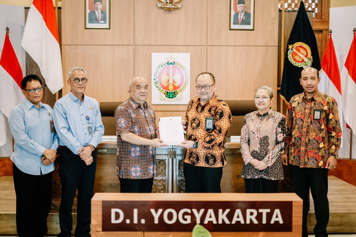 PRESTASI TINGGI: Wakil Gubernur DIY KGPAA Paku Alam X bersama Badan Pemeriksa Keuangan (BPK) Perwakilan DIY.