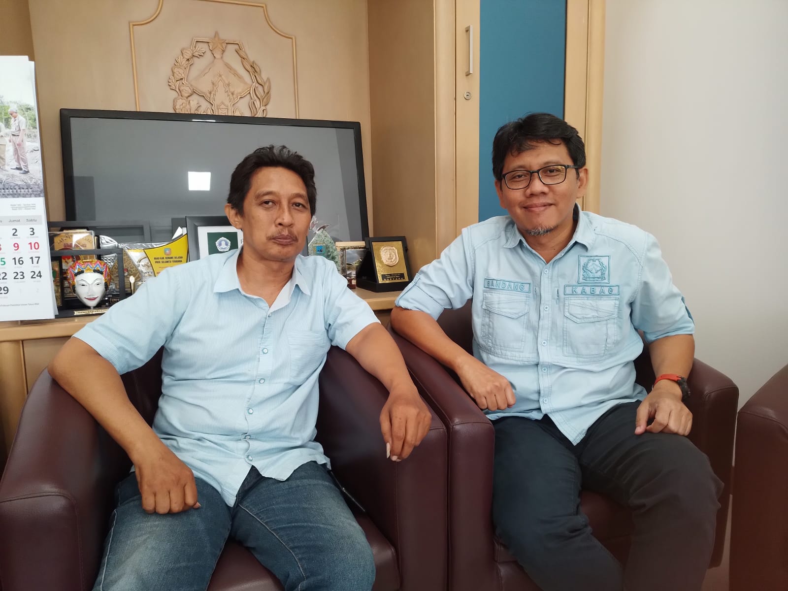 MANFAAT: Ketua PWI Sleman Wisnu Wardhana dan Kepala Bagian Prokopim Setda Sleman Aris Herbandang saat menyampaikan keterangan terkait kegiatan donor darah untuk memperingati HPN.