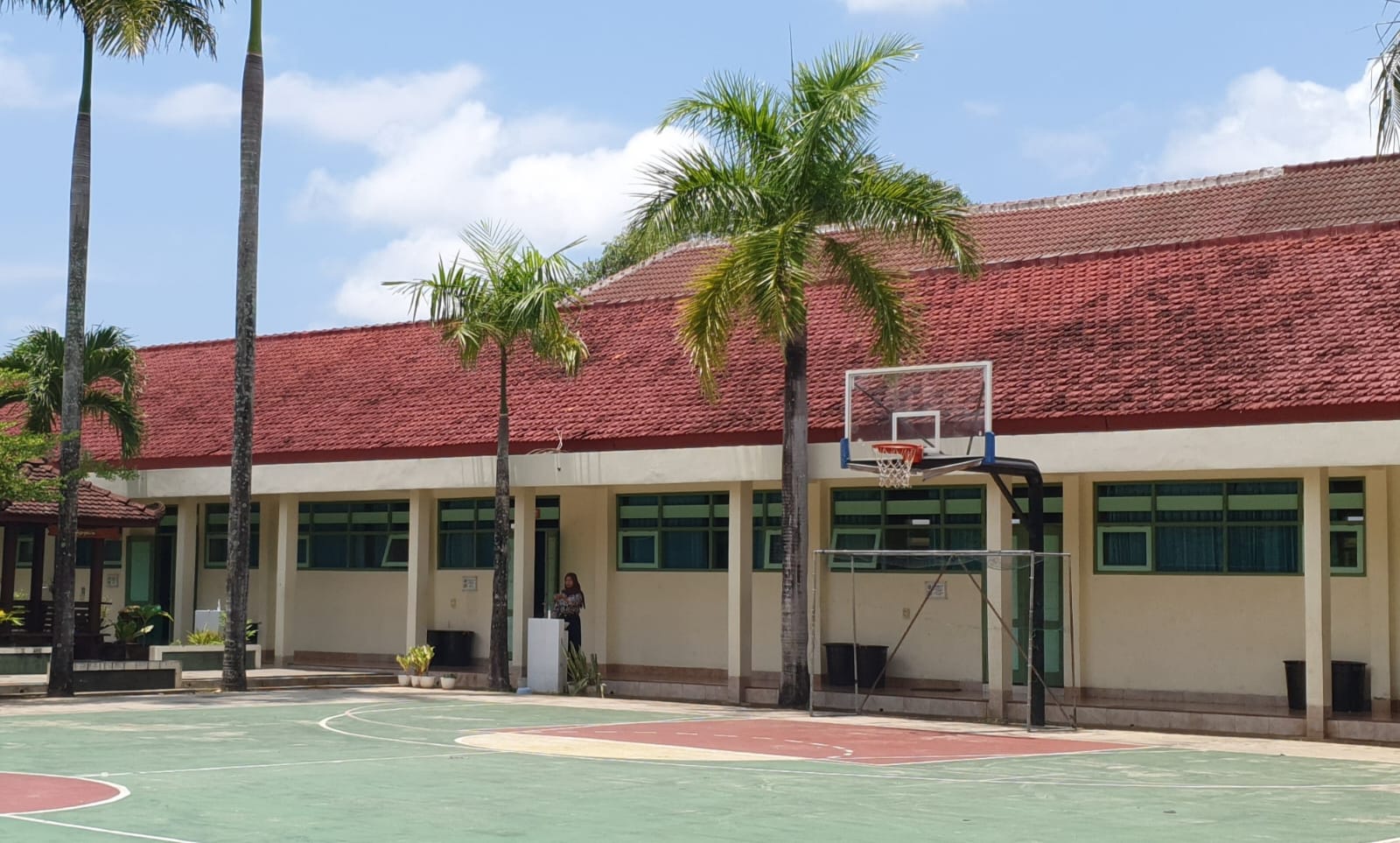 SIAP MAKAN SIANG - Suasana Smada Wonosari, terlihat seorang siswi membasuh tangan di depan ruang kelas Selasa (20/2/2024)