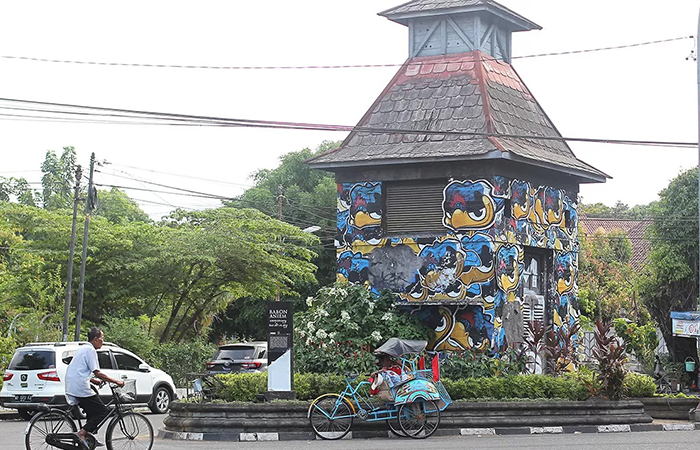 BANGUNAN KHAS: Pengguna jalan melintas di dekat Babon Aniem kawasan Kotabaru, Kota Jogja.