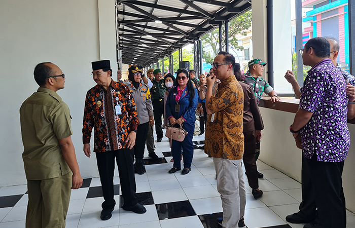 TINJAUAN: Wali Kota Magelang Muchamad Nur Aziz bersama Forkompimda dan jajarannya saat meninjau gedung selter Ngesengan, Rabu (21/2).