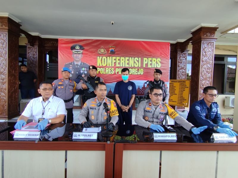 Tersangka H saat dihadirkan di konferensi pers Polres Purworejo pada Rabu (21/2/2024).&nbsp;