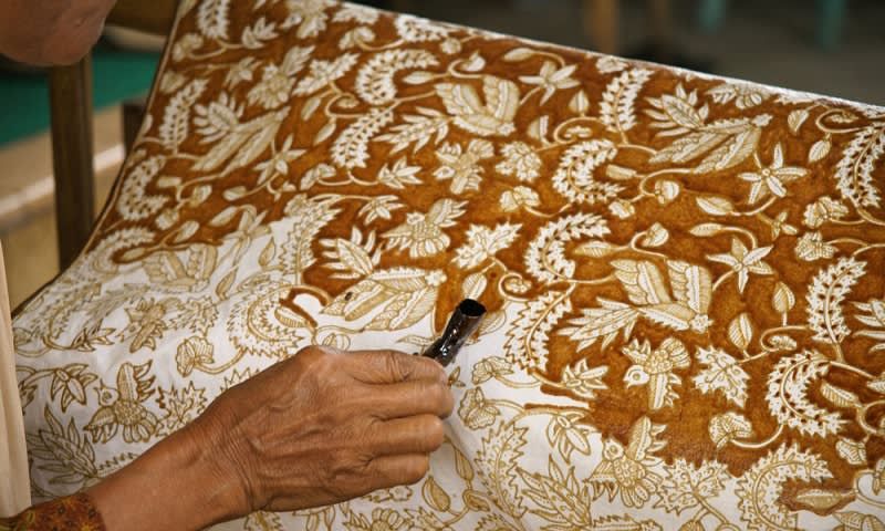 Ilustrasi membatik batik lilin.