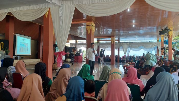 Kepala Kankemenag Kabupaten Kulon Progo menjelaskan konsep parenting kepada orangtua dan wali murid di SMAN 2 Wates.