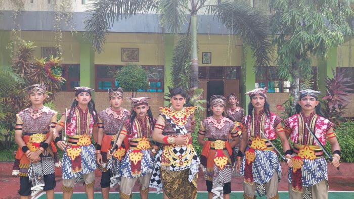 Totalitas: Yosawa bersama temannya mengenakan kostum dan makeup sesuai lakon yang ia perankan.