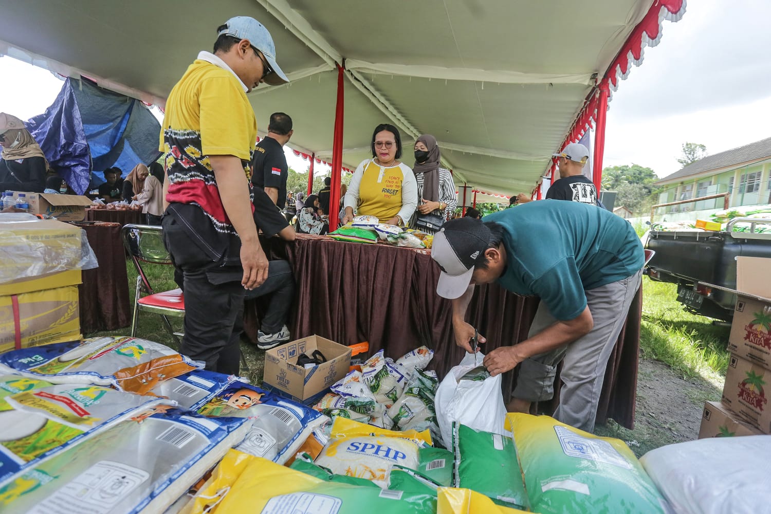 MANFAAT: Suasana operasi pasar Sembako Murah Menyenangkan Seluruh Masyarakat (Semar Mesem) Berase Murah di Lapangan Sanggrahan, Tirtoadi, Mlati, pada Rabu (21/2).