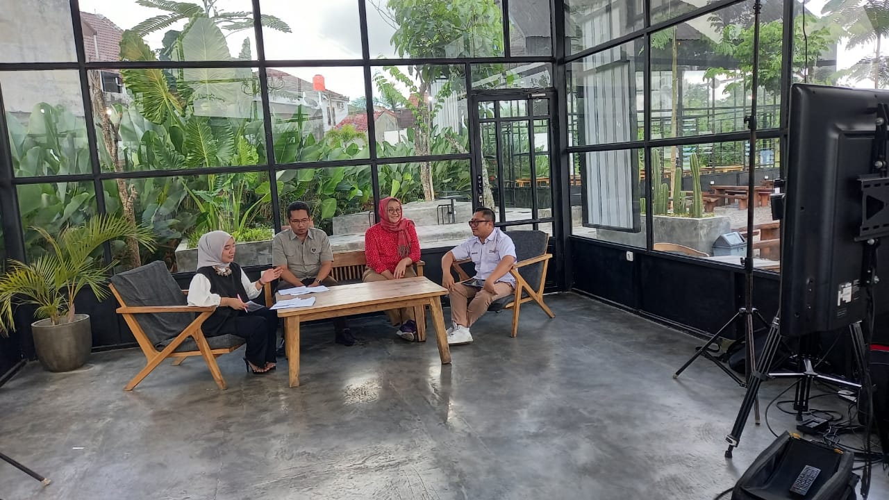 Podcast tentang keterbukaan informasi publik yang dihadirkan Yuni Satia Rahayu (baju merah), Nurjayanto, dan Aswino