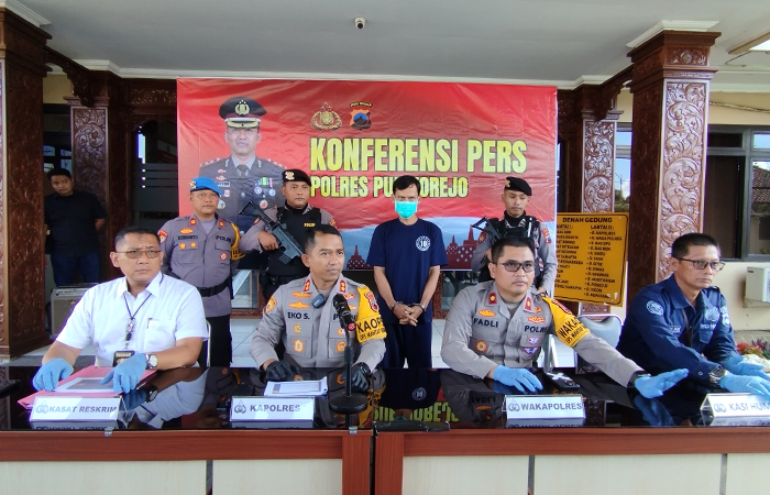 BEJAT: Tersangka H saat dihadirkan di konferensi pers di Mapolres Purworejo, (21/2).