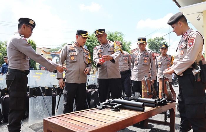 ANTISIPASI ANCAMAN : Kapolres Kebumen AKBP Recky meninjau langsung kesiapan personel dan peralatan pengendali masa atau dalmas.