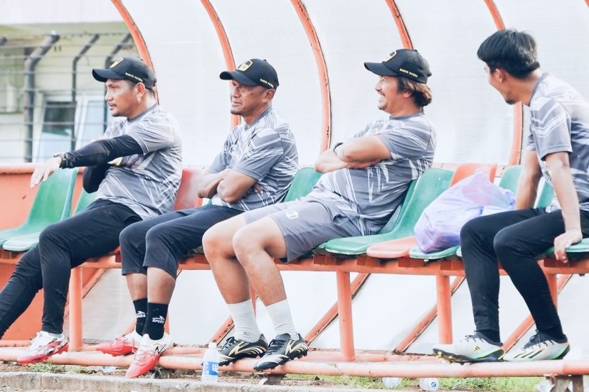 KOMPAK: Rahmad Darmawan dan jajaran pelatih Barito Putera amati perkembangan penggawa