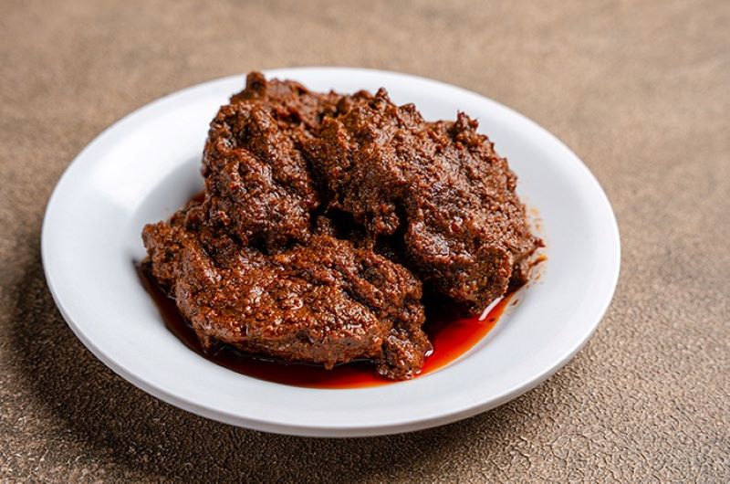 Rendang. Orang Malaysia mengklaim rendang makanan khas negeri Jiran.