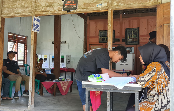COBLOS ULANG: Sejumlah warga Dusun Ngleses, Candimulyo mendatangi TPS 006 untuk melakukan coblosan ulang, Minggu (18/2).