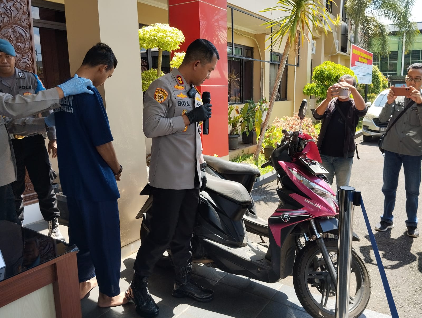 Pria asal Wonosobo ini harus merasakan dinginnya jeruji besi akibat perbuatannya. AN menjadi tersangka dan diamankan oleh Polres Purworejo.