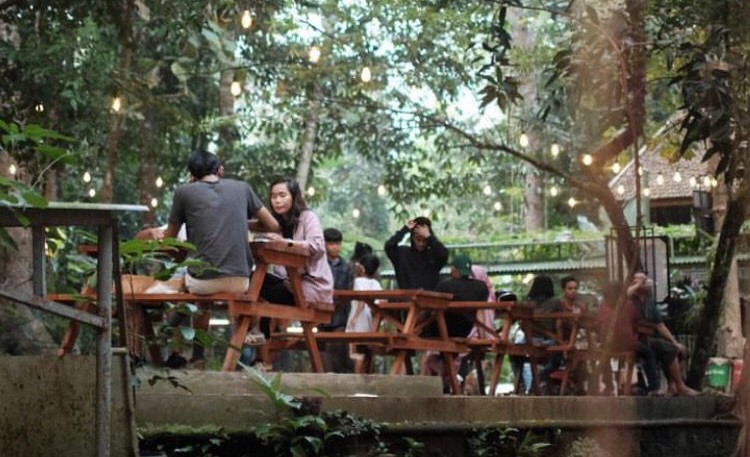 Warung Pawon Tempuran di tengah hutan