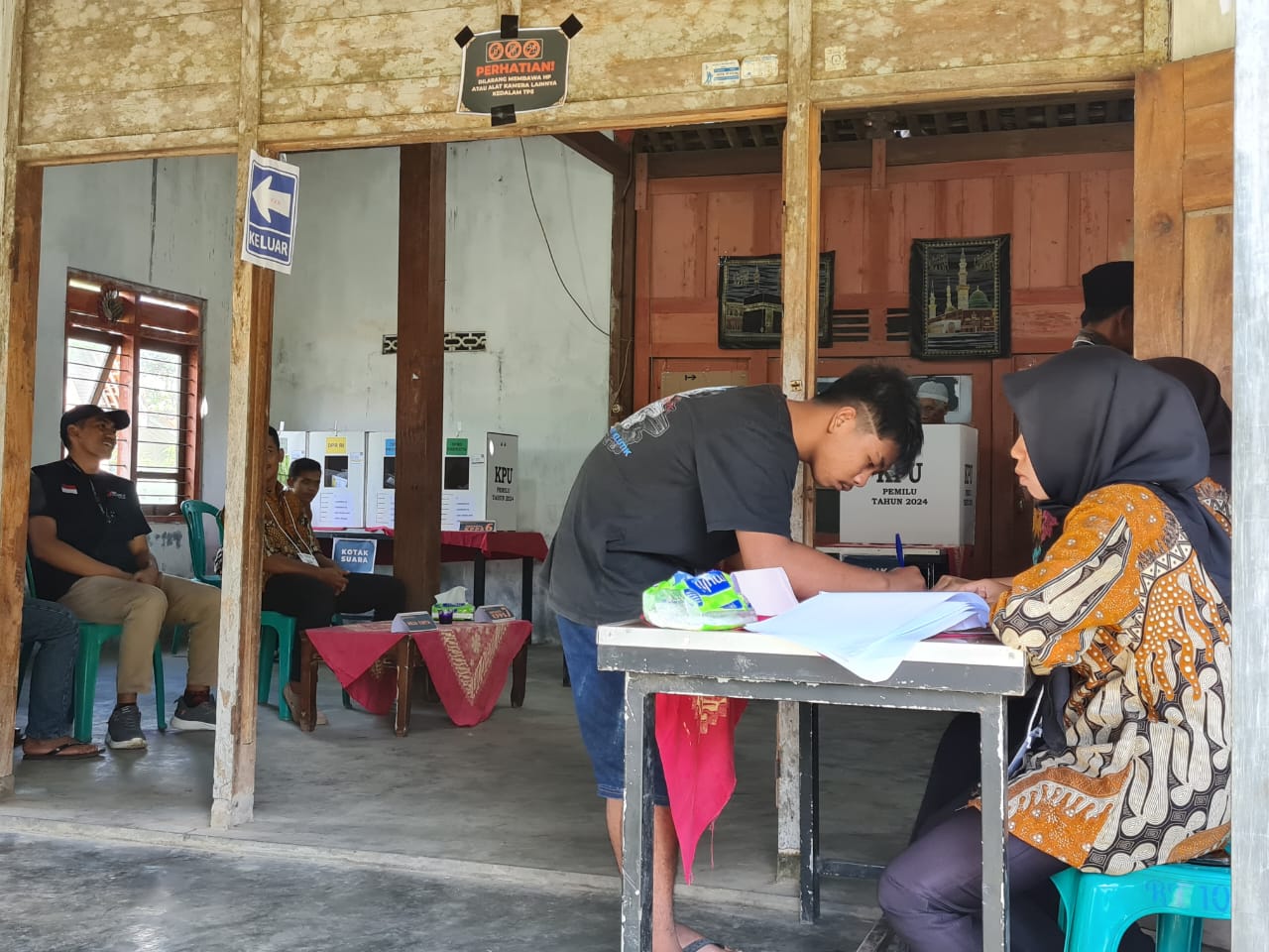 COBLOS ULANG: Sejumlah warga Dusun Ngleses, Candimulyo mendatangi TPS 006 untuk melakukan coblosan ulang, Minggu (18/2/2024) lalu.