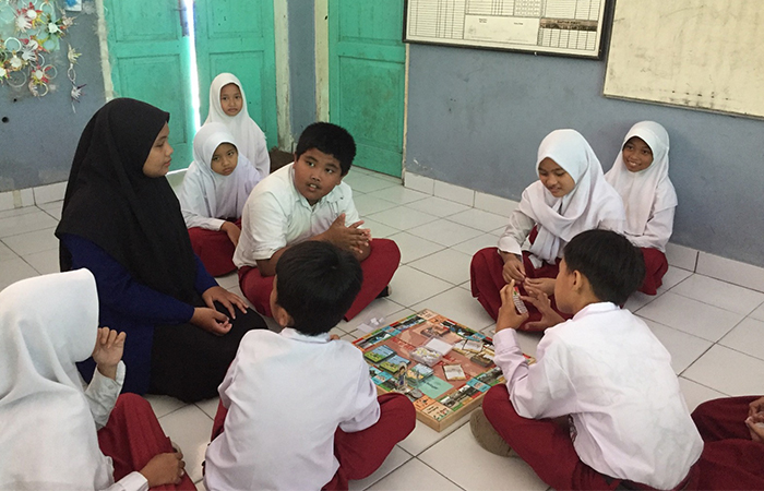 INOVATIF: Mahasiswi UNY Meyla Dewi Azizah mengembangkan media belajar interaktif berbasis monopoli bagi para siswa untuk memudahkan proses belajar Pancasila.Humas UNY untuk Radar Jogja
