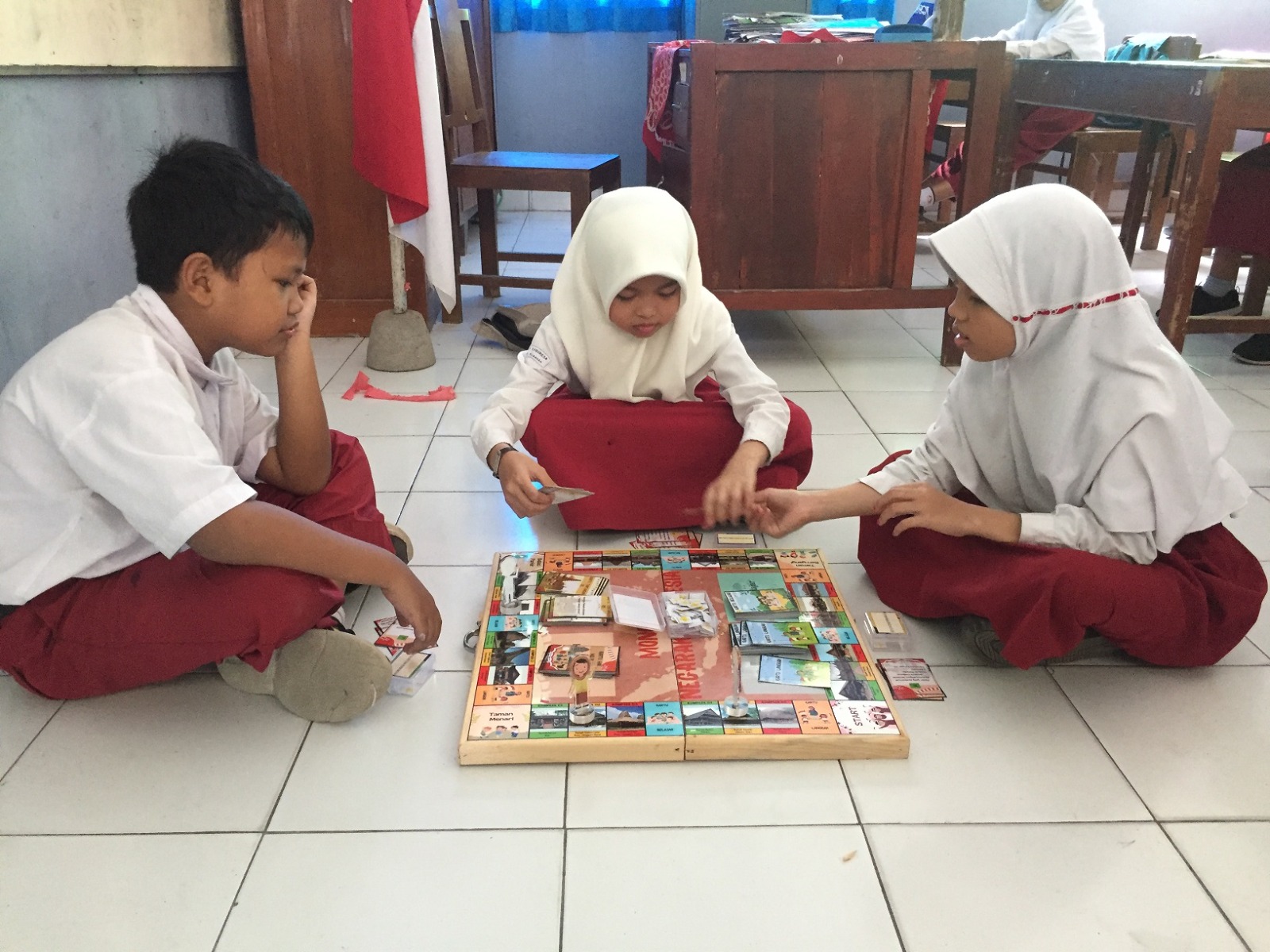 METODE: Mahasiswi UNY mengembangkan media belajar interaktif berbasis monopoli bagi para siswa untuk memudahkan proses belajar Pancasila.