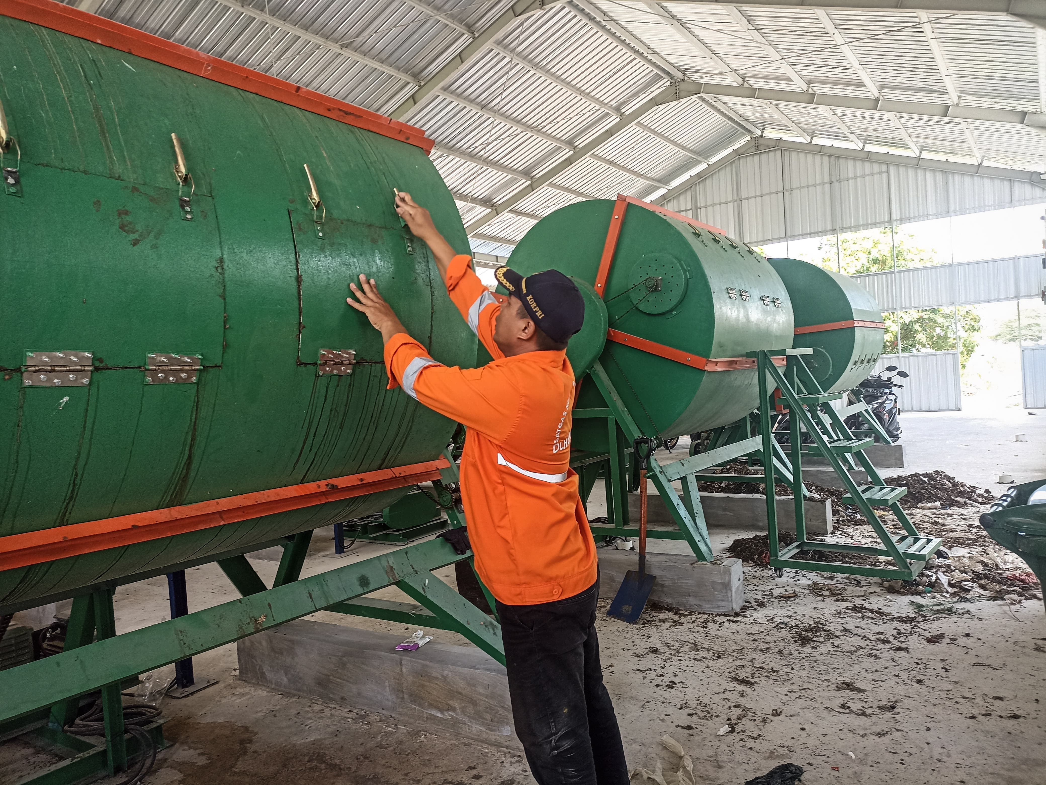 MUDAH: Petugas DLH Bantul mengoperasikan mesin rotary kiln yang berada di ITF Niten, Bantul, Kamis (22/2).