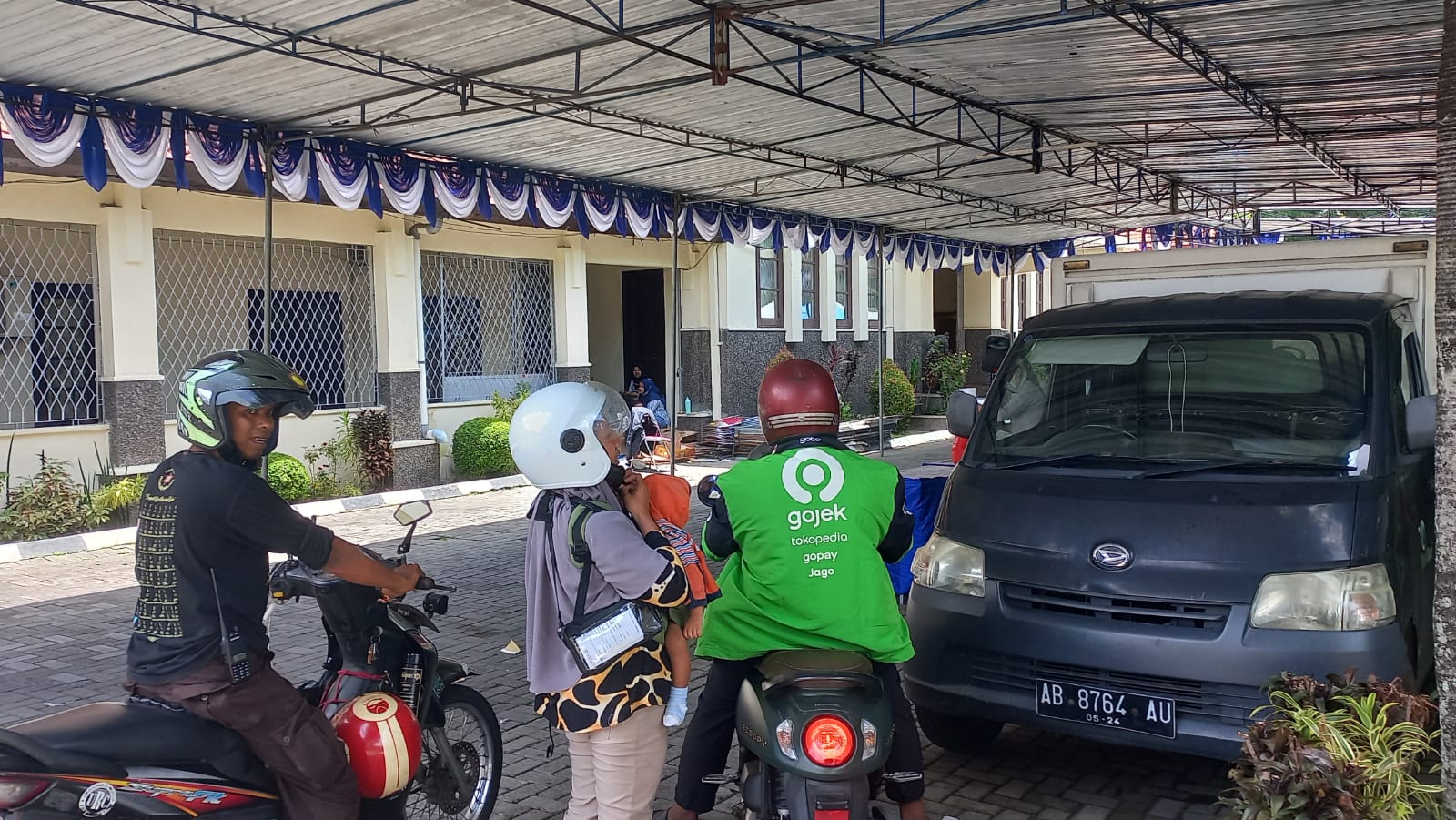 KECELE: Warga kecele saat hendak menyerbu Pasar Murah di Halaman Kantor Disperindag DIY Kamis (22/2).