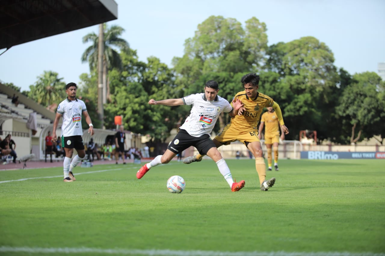 UNGGULAN: Pemain PSS saat berduel dengan para pemain Bhayangkara FC di Stadion Perguruan Tinggi Ilmu Kepolisian (PTIK), Kamis (22/2).