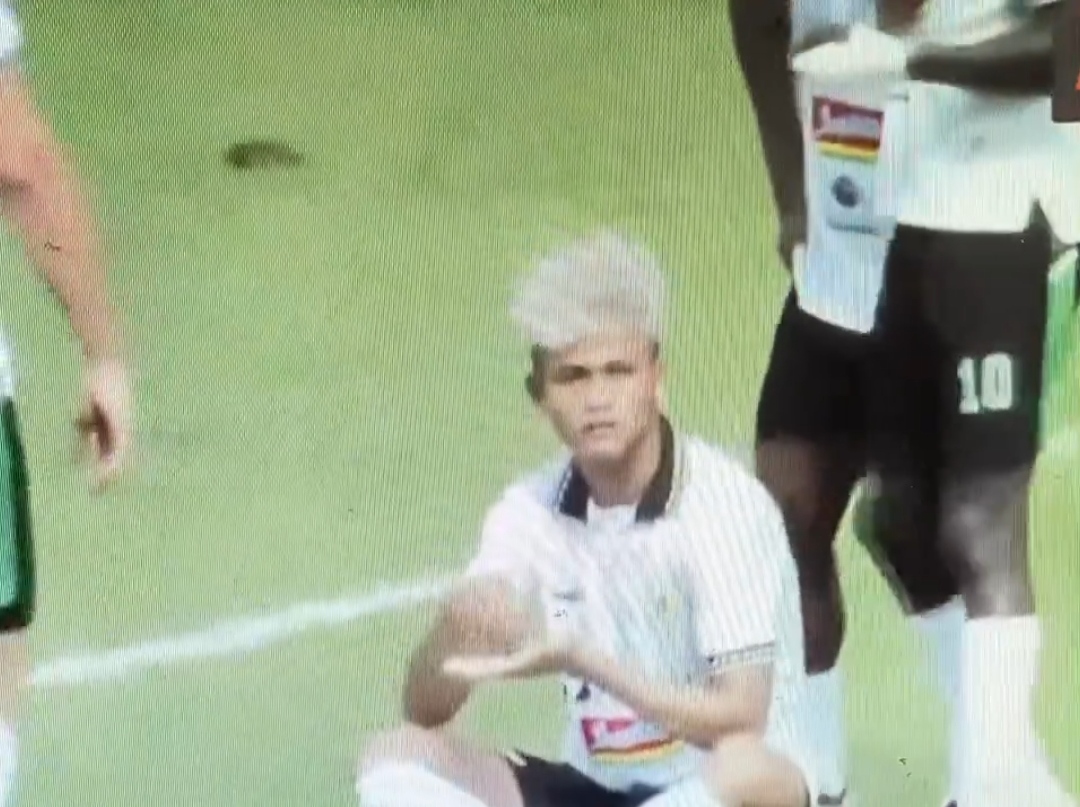 MADANG- Selebrasi Hokky Caraka usai mencetak gol ke gawang Bhayangkara FC di Staion PTIK (ISTIMEWA)