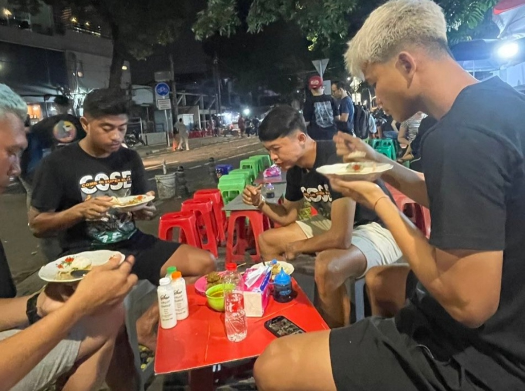BERSAMA- Hokky Caraka terlihat menyantab makanan bersama penggawa PSS Sleman lainnya di pinggir jalan (akun X c.garette)