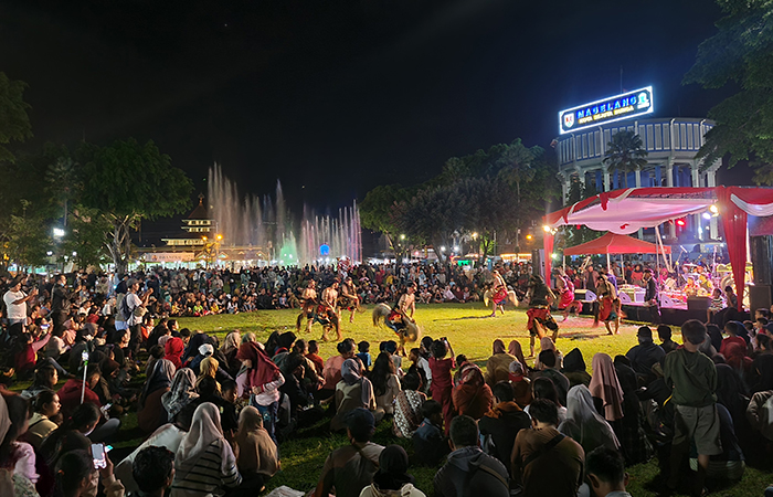 RAMAI: Warga Kota Magelang maupun luar daerah berduyun-duyun datang ke Alun-alun Magelang untuk menyaksikan pentas kesenian pada gelaran car free night (CFN).