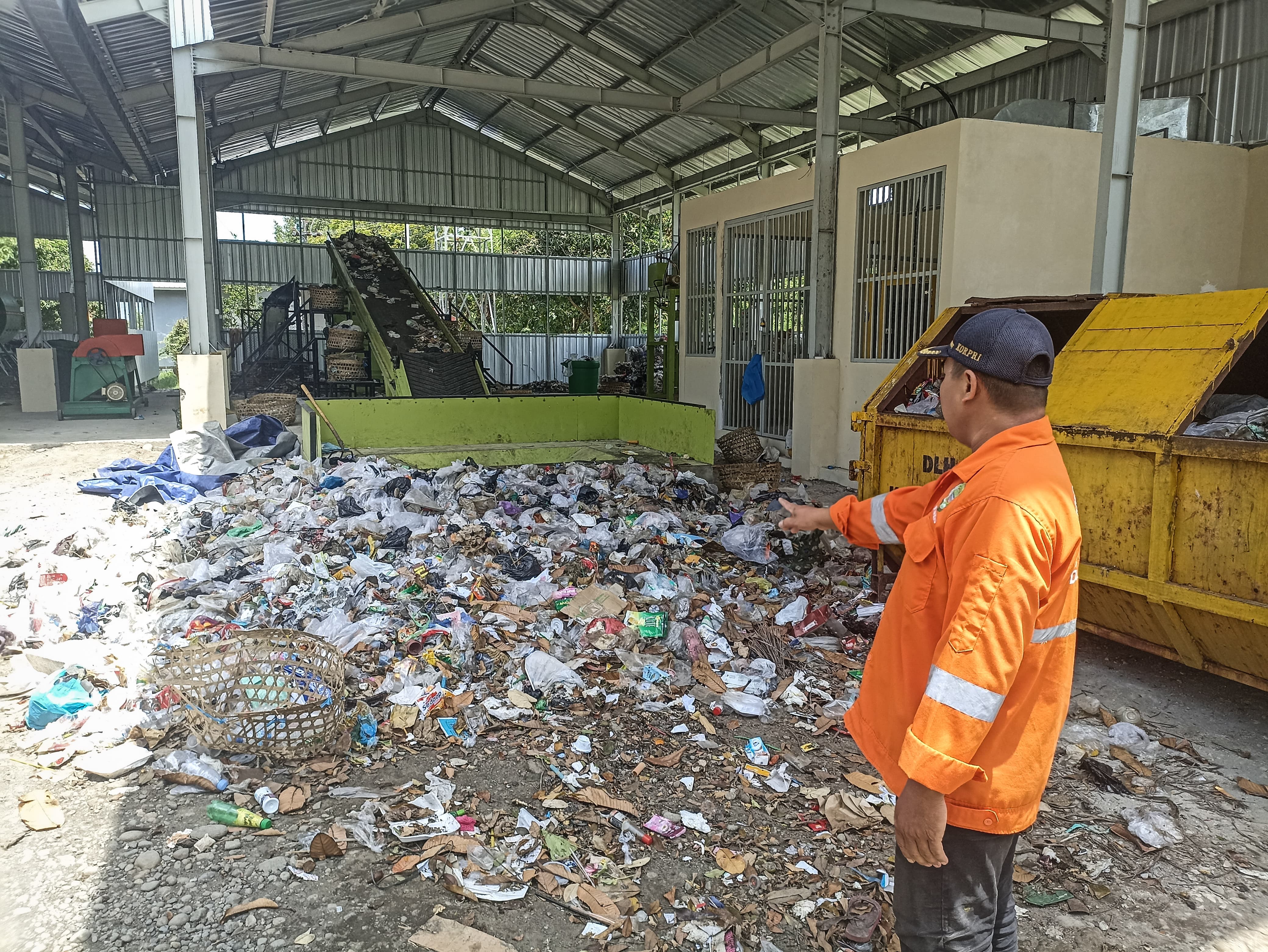SIAP DIFUNGSIKAN: Petugas DLH Bantul mengoperasikan mesin rotary kiln yang berada di ITF Niten, Bantul, (22/2).