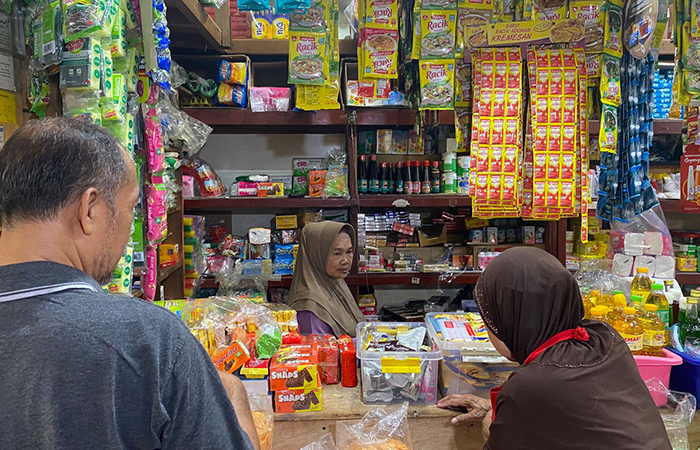 PENYEIMBANG: Penjual sembako di Pasar Beringharjo, Jogja. Pemkot Jogja melalui Perum Bulog menggelontorkan beras program stabilisasi pasokan dan harga pangan (SPHP).