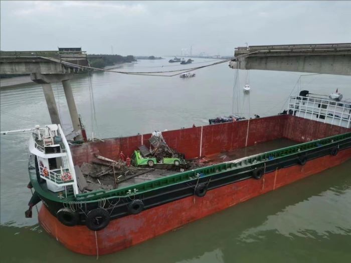 CCTV Kapal Cargo Menabrak Jembatan