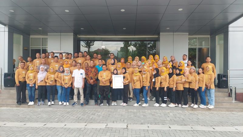 Manajemen Radar Jogja memberikan penghargaan ke Perumda Bank Kulon Progo, Jumat (23/2/2024).
