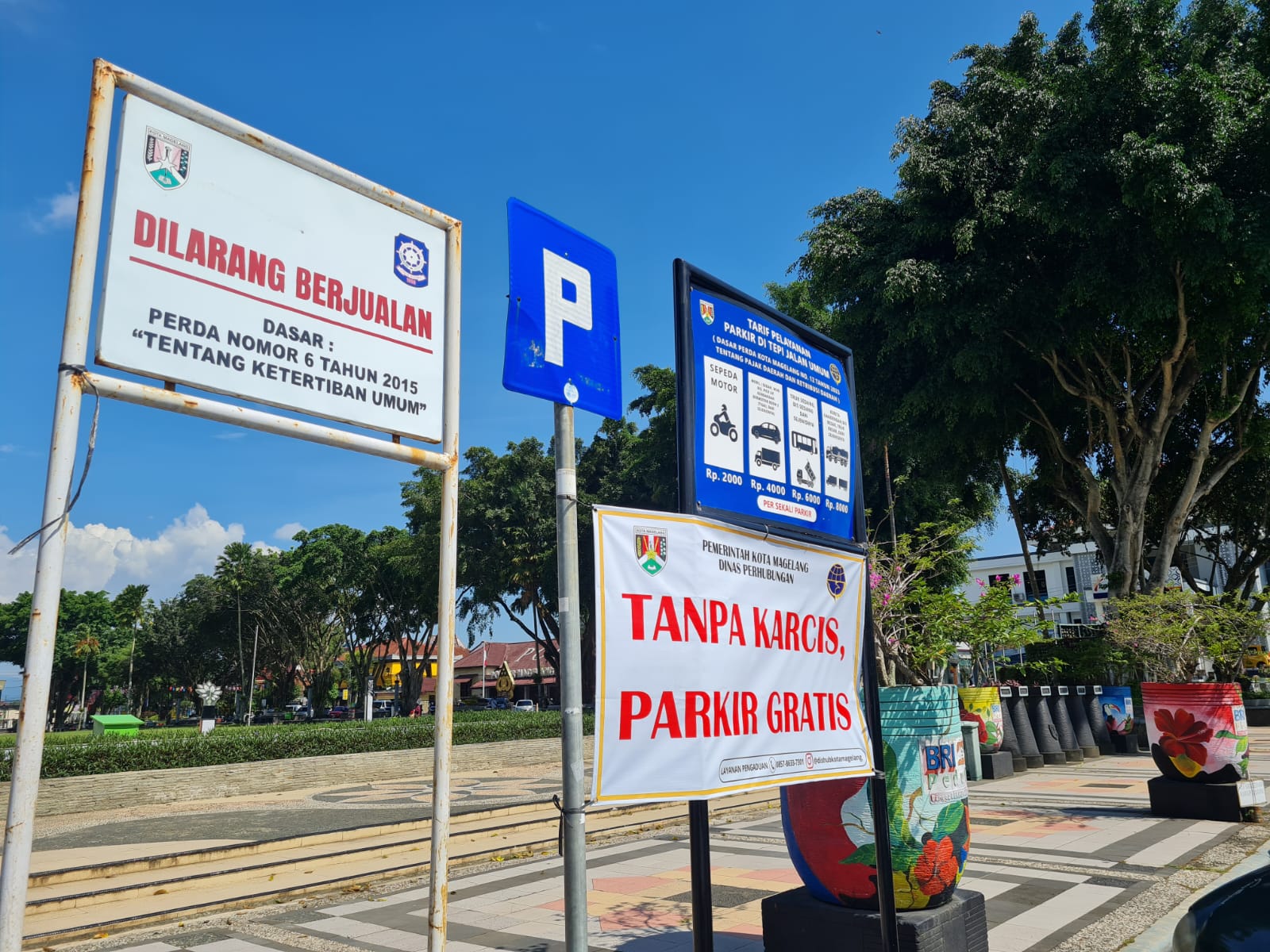 SUDAH BERLAKU: Dishub Kota Magelang telah memberlakukan tarif parkir baru di wilayahnya. Papan informasi tarifnya juga sudah dipasang.