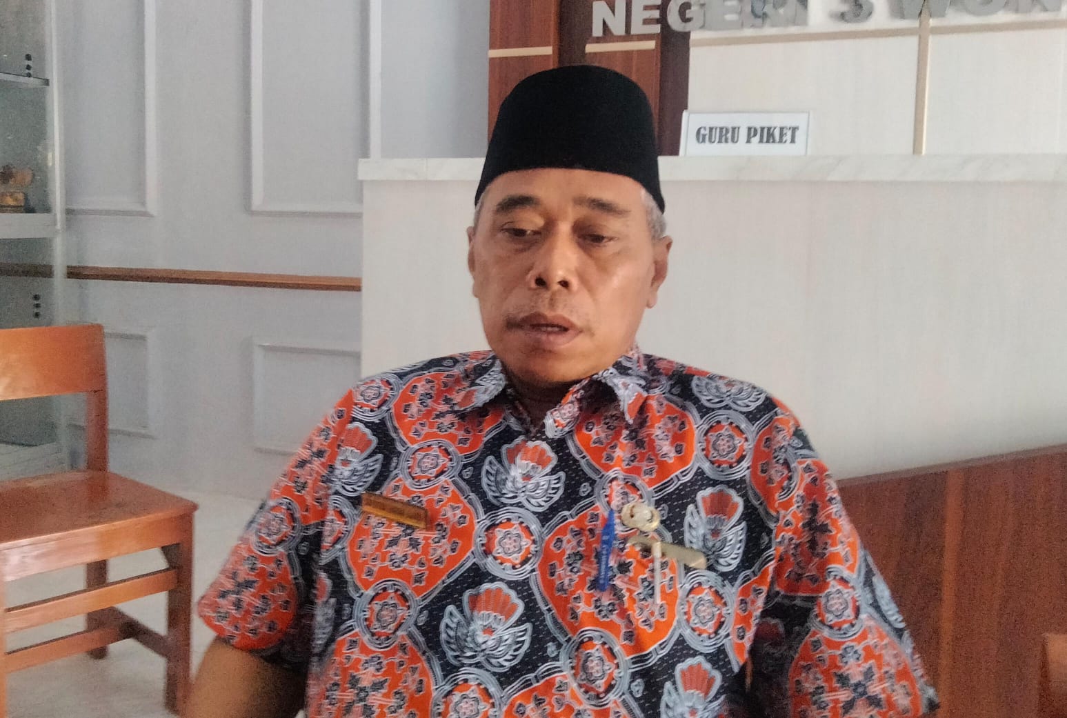 Kepala Sekolah Sutoto Sudarujian saat ditemui di ruangannya, Jumat (23/2).