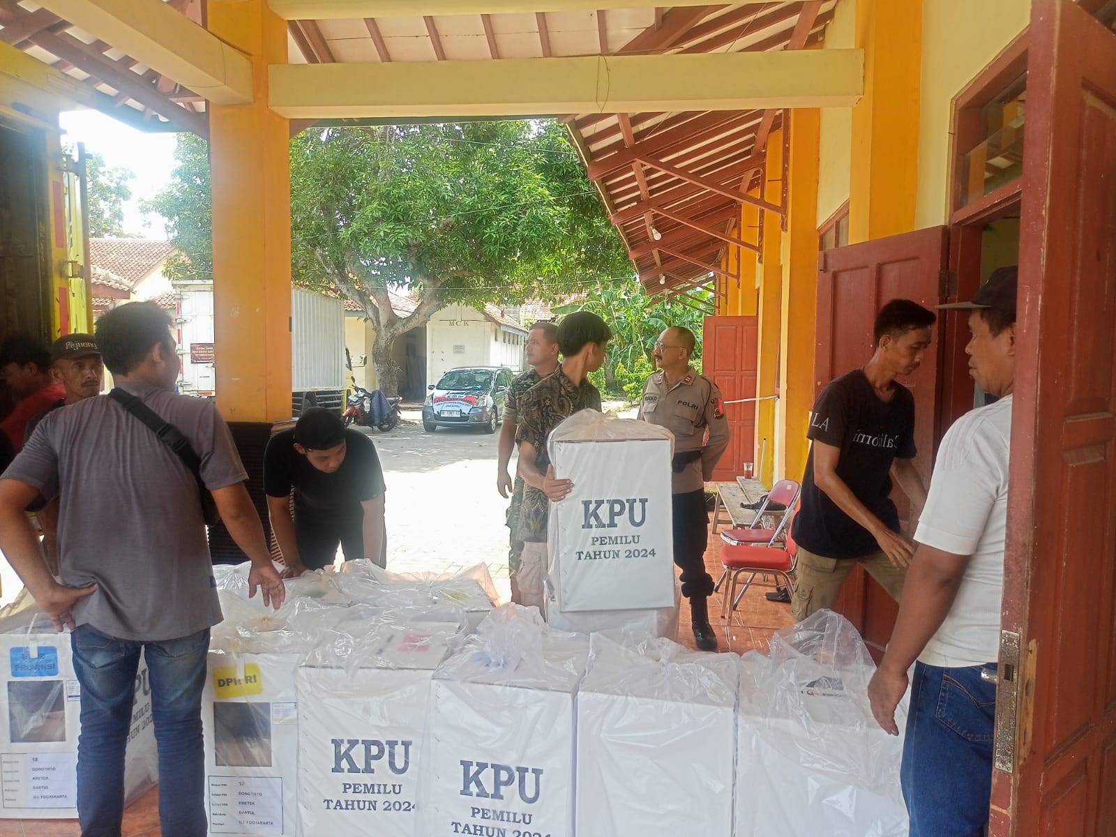 TERBUKA: Pengambilan logistik Pemilu 2024 berupa kotak suara yang berisi surat suara dan bilik suara dari gudang PPK di Kalurahan Donotirto, Kretek, Bantul, Jumat (23/2).
