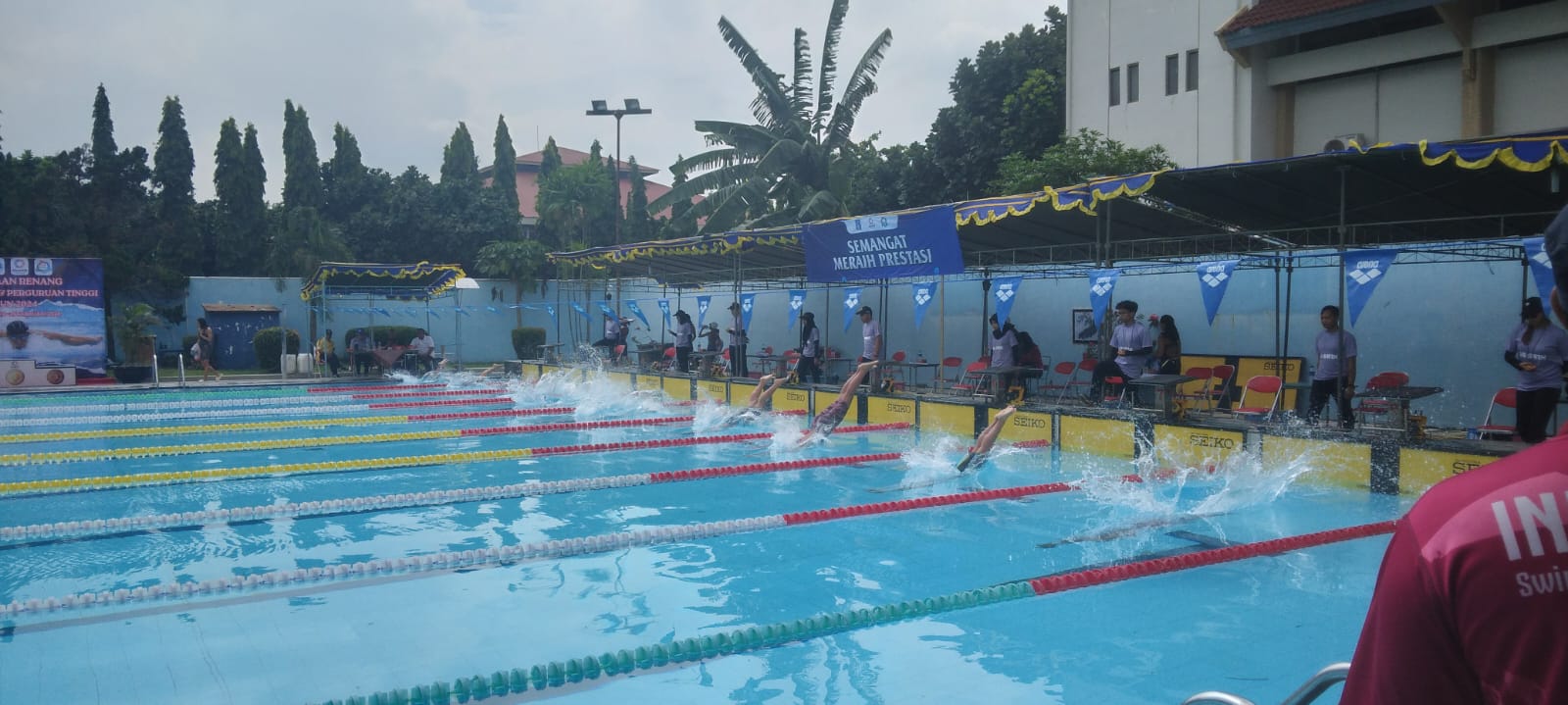 BEBAS: Para atlet renang saat mengikuti lomba Kejuaraan Renang Antar Sekolah (KRAS) dan Perguruan Tinggi (TI) se-Indonesia 2024 di Kolam Renang FIKK UNY Kampus Karangmalang.