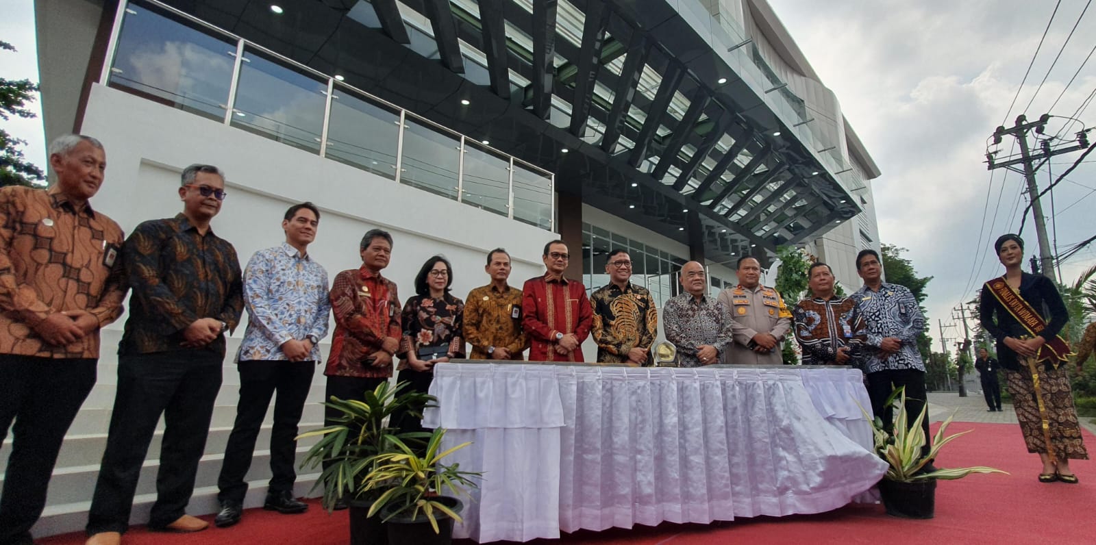 Direktur Jenderal Pendidikan Tinggi, Riset, dan Teknologi, Kemendikbudristek, Prof. Ir. Nizam (batik merah) dan Paku Alam X (batik abu-abu), Jumat (23/2/2024).