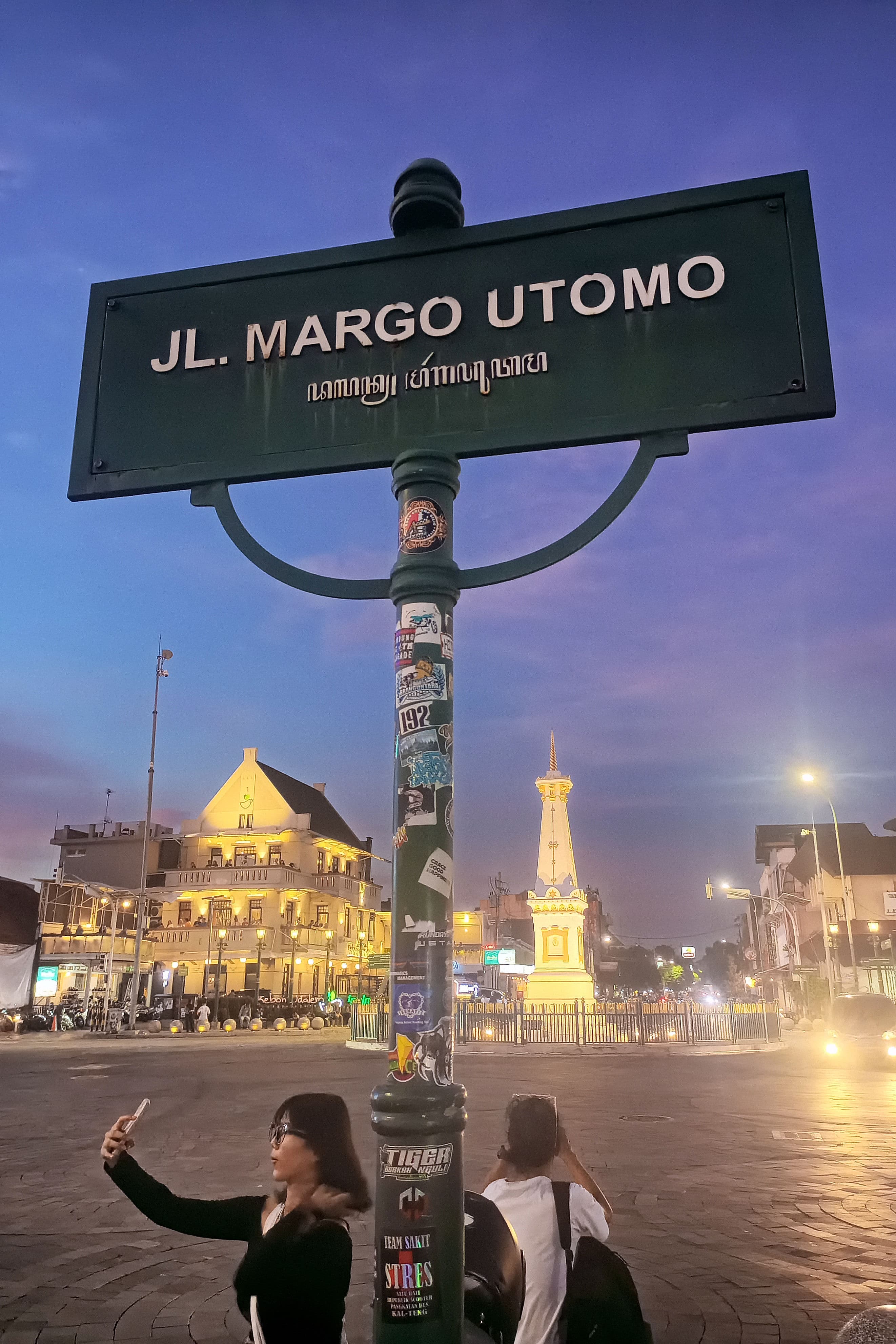 Wisatawan menikmati suasana sore di kawasan Tugu Jogja, Kamis (23/2). Kunjungan wisatawan di Kota Jogja masa low season rentang Januari hingga Februari ini justru meningkat.