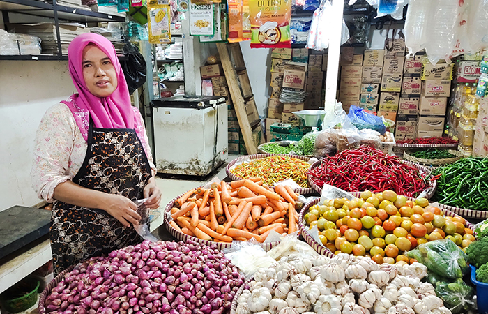 Salah seorang pedagang di Pasar Baledono Purworejo saat hendak melayani pembeli.JIHAN ARON VAHERA/RADAR JOGJA