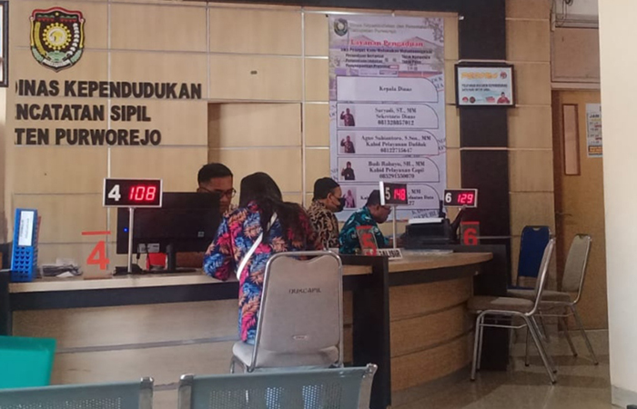 Seorang warga tengah berkunjung ke Disdukcapil Purworejo untuk mengurus administrasi terkait kependudukan dan pencatatan sipil, Jumat (23/2).