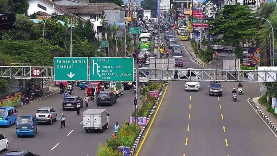 PADAT: Suasana kepadatan lalu lintas menuju Puncak, Bogor.