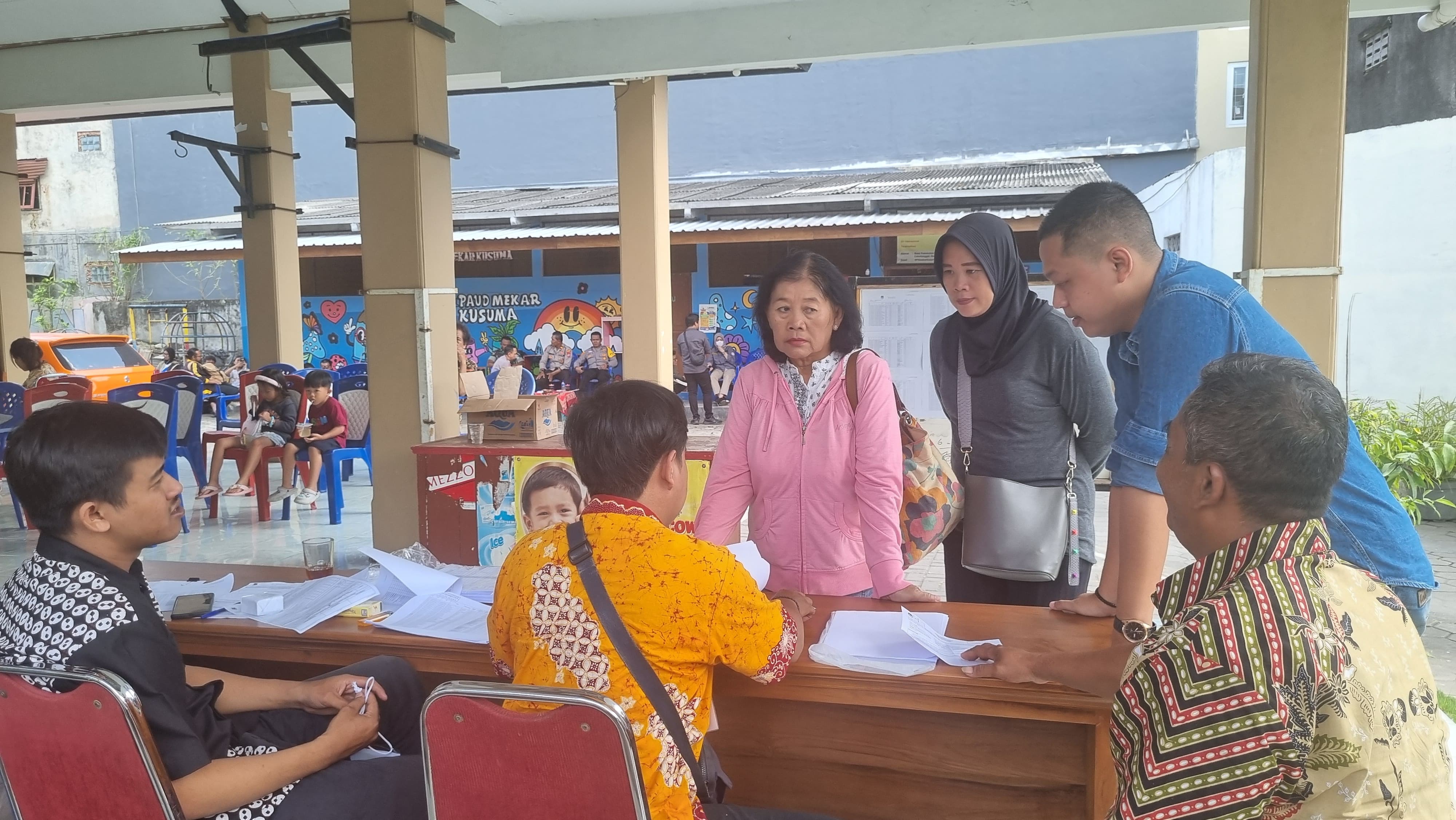 HAK: Warga menyalurkan hak pilih dalam pemungutan suara ulang di salah satu TPS di Sleman Sabtu (24/2).