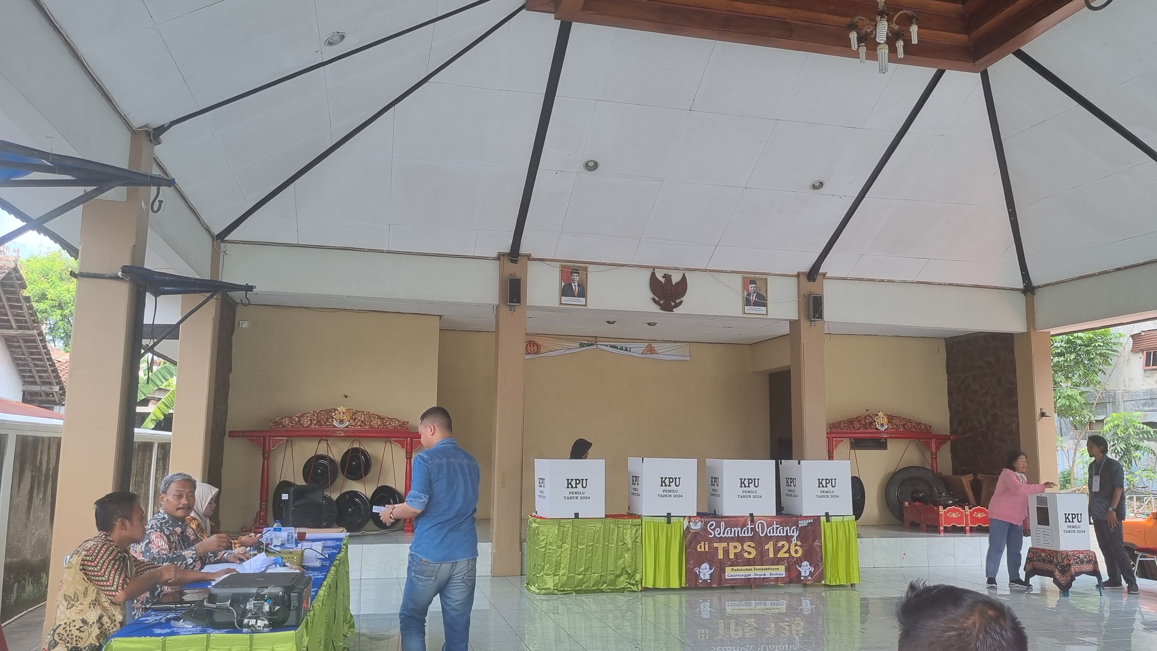 ULANG: Suasana pemungutan suara ulang yang dilakukan di salah satu TPS di Sleman, Sabtu (24/2).