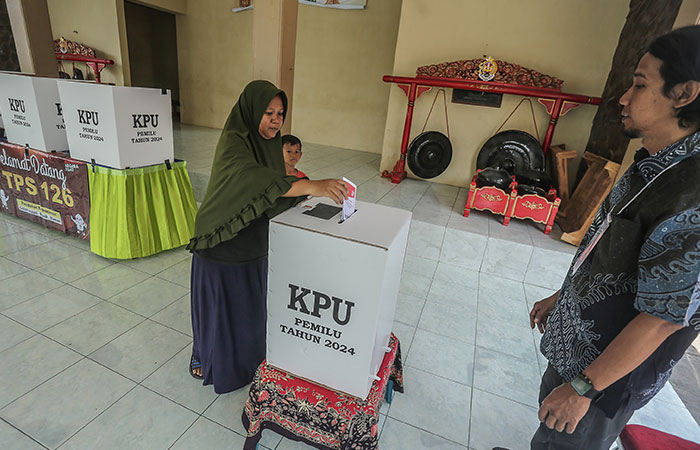 SERENTAK: Warga melakukan pemungutan suara ulang (PSU) di TPS 126 Tambakbayan, Caturtunggal, Depok, Sleman kemarin (24/2). PSU dan PSL serentak dilakukan di 23 TPS
