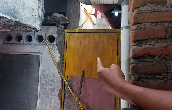 GARIS POLISI: Lokasi kos tempat mayat perempuan ditemukan membusuk di Jalan Krasak, Kotabaru, Jogja. Polisi sedang memburu keberadaan laki-laki inisial H, sang penghuni kos.Khairul Ma