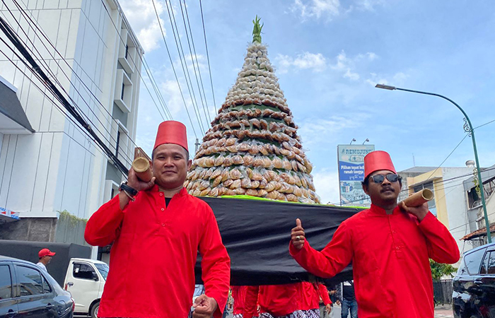 TRADISI: Arak-arakan peserta Festival Apem "Ngapem Ruwahan Kampung Ratmakan" yang memadati Jalan Suryotomo, Ngupasan, Jogja, (25/2).