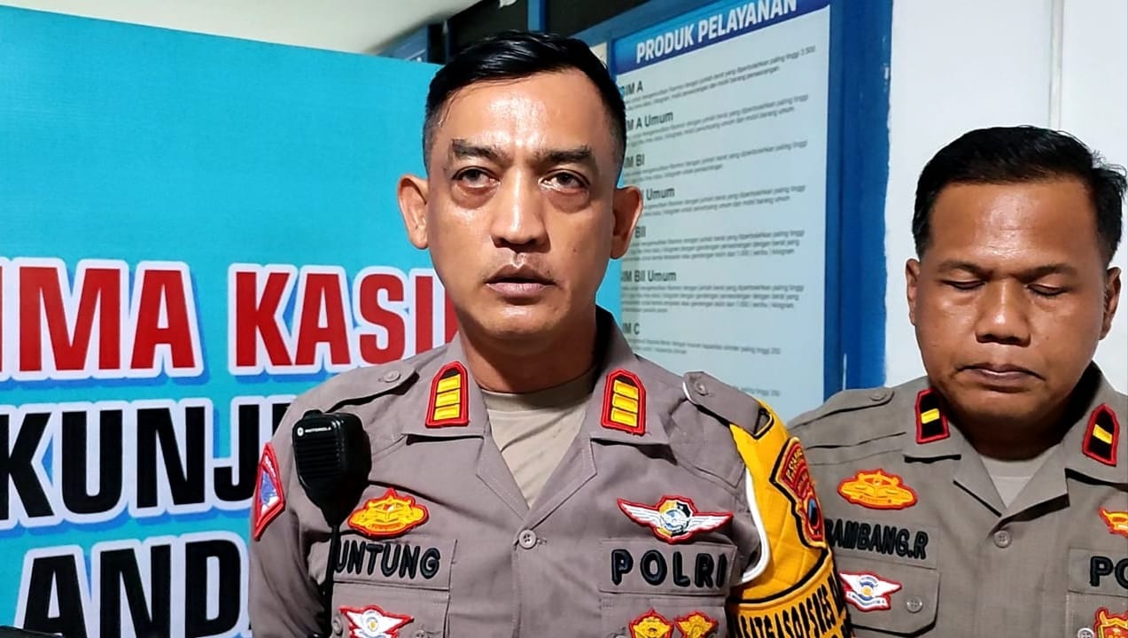 Kasatlantas Polres Purworejo AKP Untung Ariyono menunjukkan mobil Lexus yang diamankan di Satlantas Polres Purworejo lantaran STNK mati pada November 2023 lalu, Minggu (25/2/2024)
